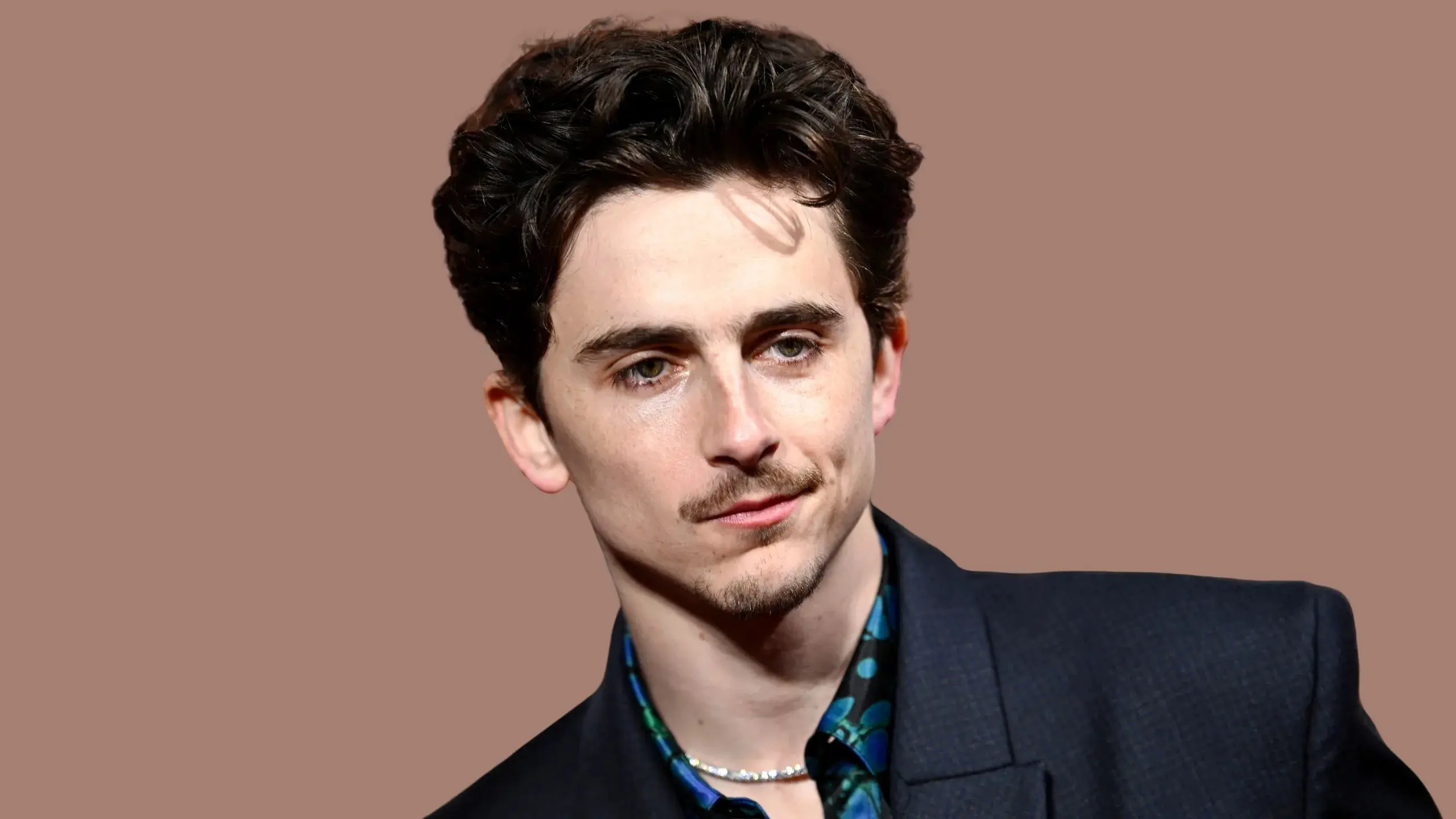 ¿Es Chalamet el nuevo salvador de Hollywood o puro marketing Gen Z? Premiar a un Chalamet de 30 años, que acaba de despreciar disciplinas centenarias, se siente menos como un reconocimiento al arte y más como una capitulación ante el hype