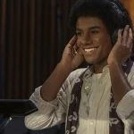 La película logra conectar de inmediato con la audiencia al narrar la historia desde los Jackson 5 hasta la consolidación global de Michael