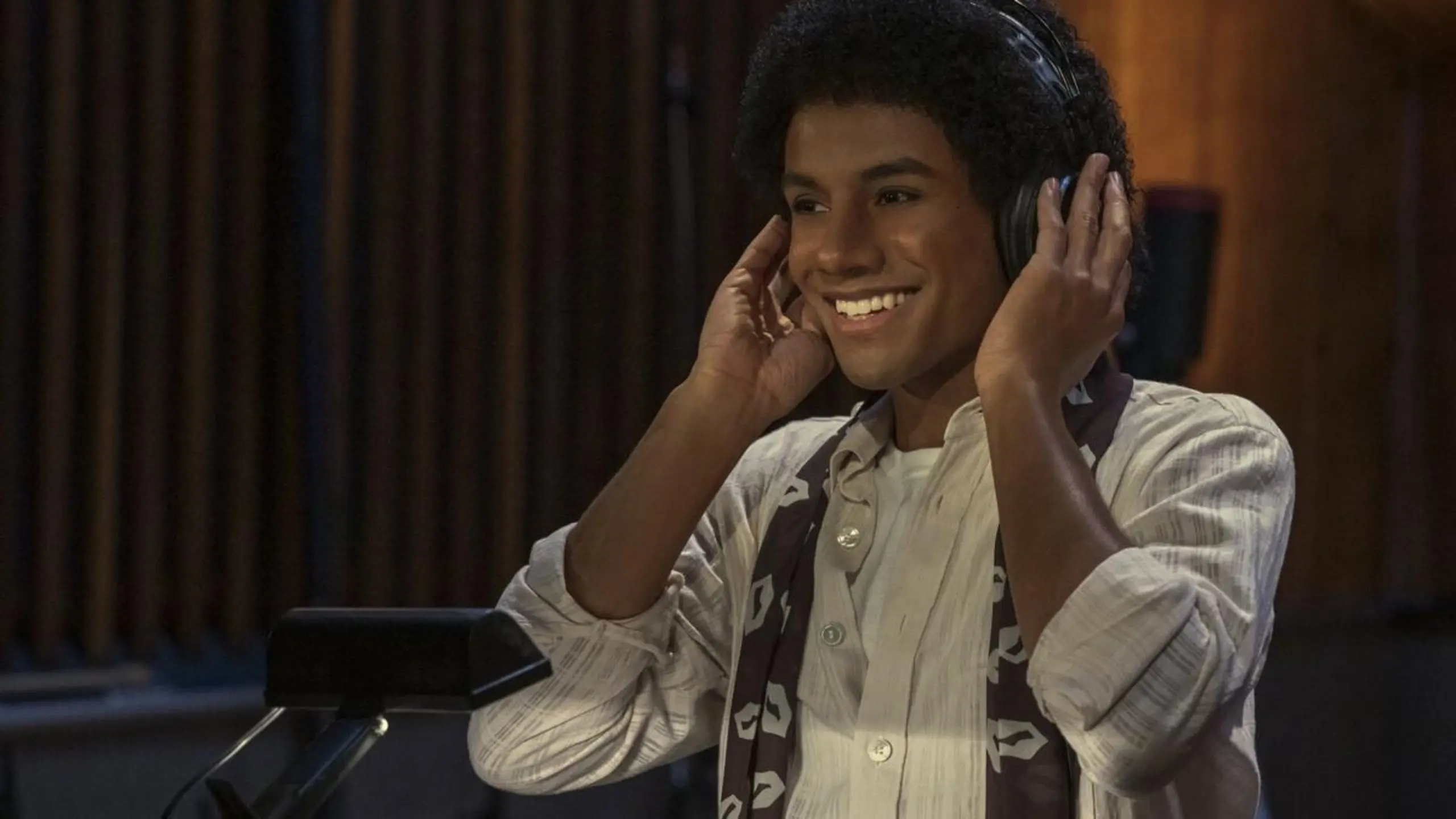 La película logra conectar de inmediato con la audiencia al narrar la historia desde los Jackson 5 hasta la consolidación global de Michael