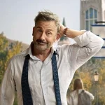 La serie, ambientada en un campus universitario, explora la complicada relación entre un autor (Carell) y su hija, interpretada por Charly Clive.