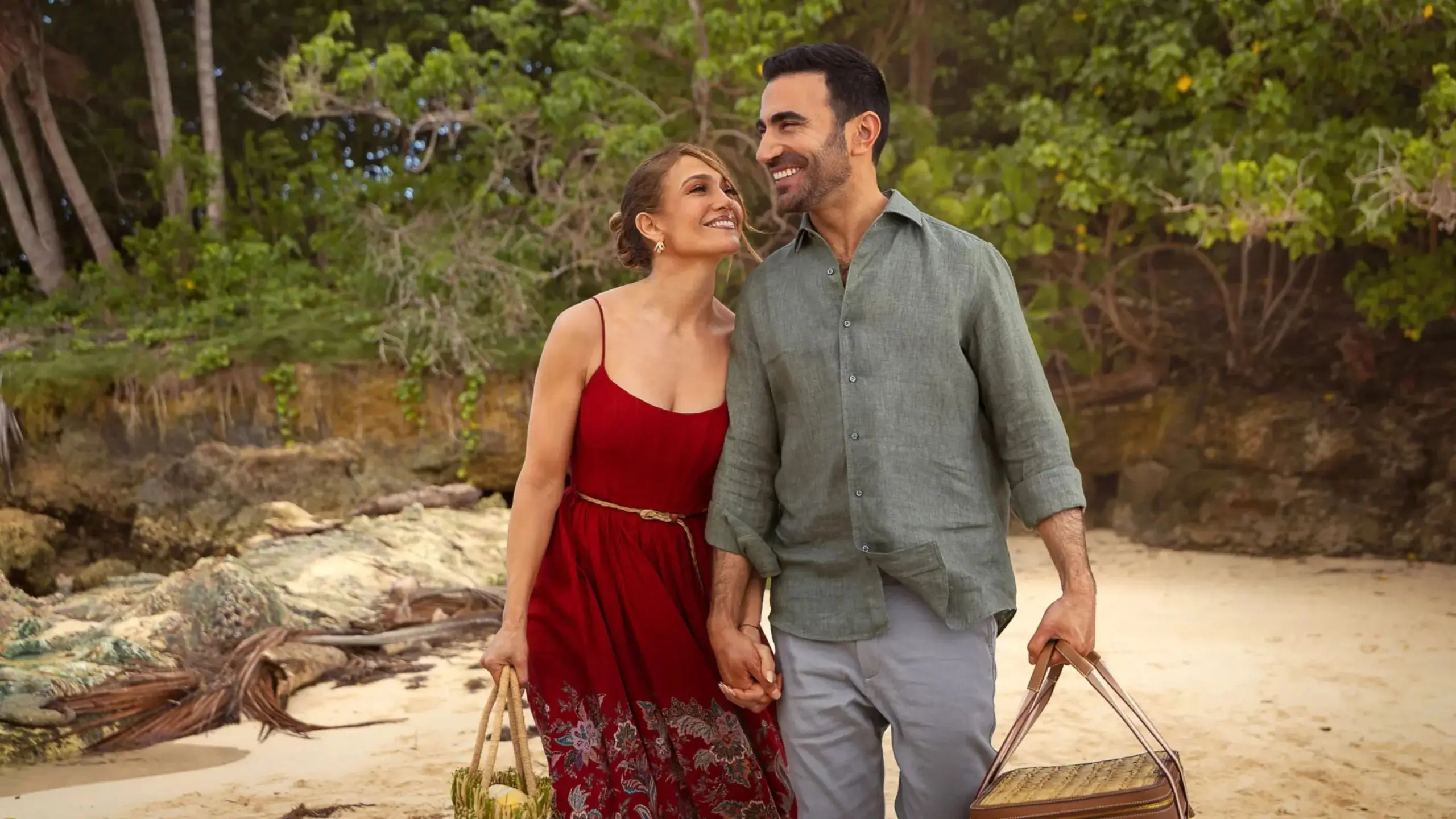 En los últimos días, las miradas se han posado sobre la evidente cercanía entre Jennifer Lopez y su colega, el actor británico Brett Goldstein