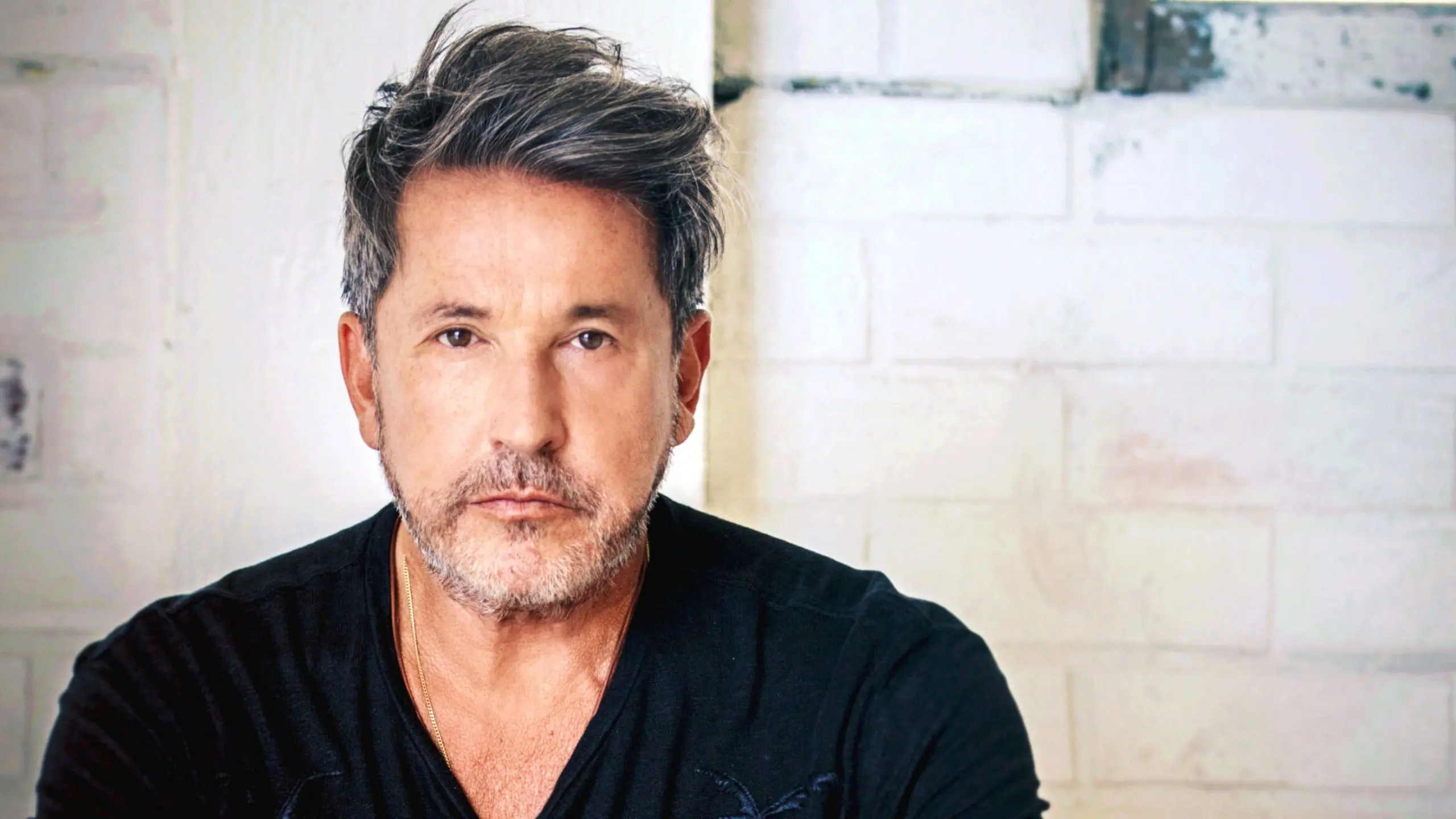 El cantautor argentino-venezolano Ricardo Montaner ha iniciado una ofensiva legal contra el gigante discográfico Universal Music Group (UMG) por 1 millón de dólares en los Estados Unidos y en Venezuela para recuperar los derechos sobre los másteres de sus primeras cinco producciones discográficas.