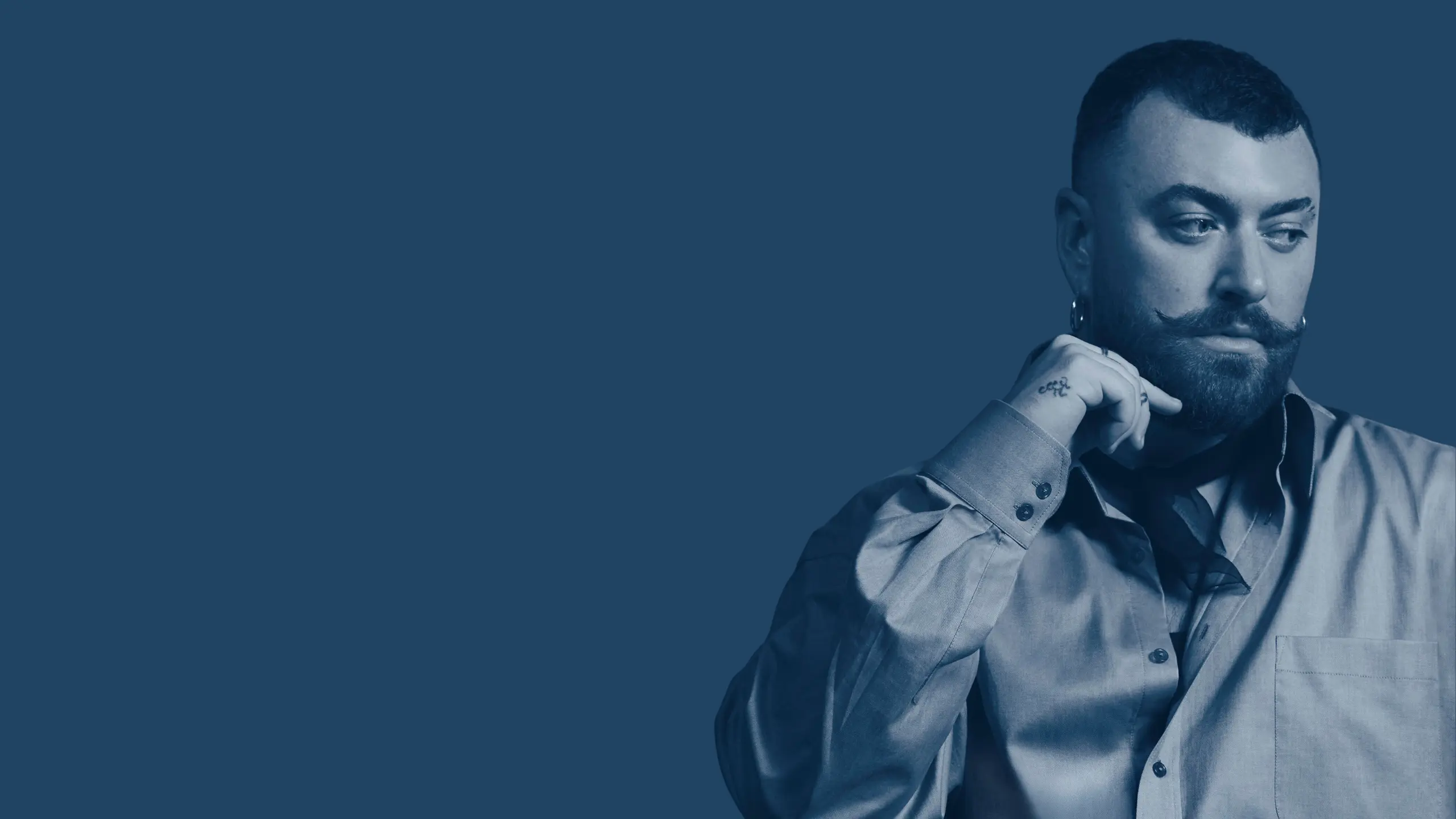 Sam Smith reveló oficialmente su compromiso con el diseñador de moda Christian Cowan, una relación amorosa que se ha convertido en el pilar creativo y emocional de su quinto álbum de estudio, titulado Hazel Eyes.